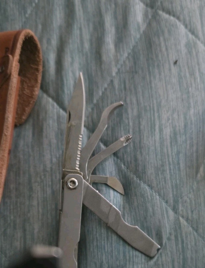 VINTAGE SCHRADE ST1 MULTI TOOL WITH LEATHER SHEATH EXCELLENT CONDITION.