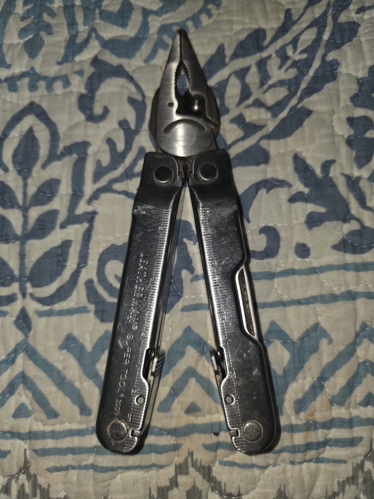 Leatherman Super Tool 300 Multi-Tool Pliers Silver Color Knife, Saw, Screwdriver
