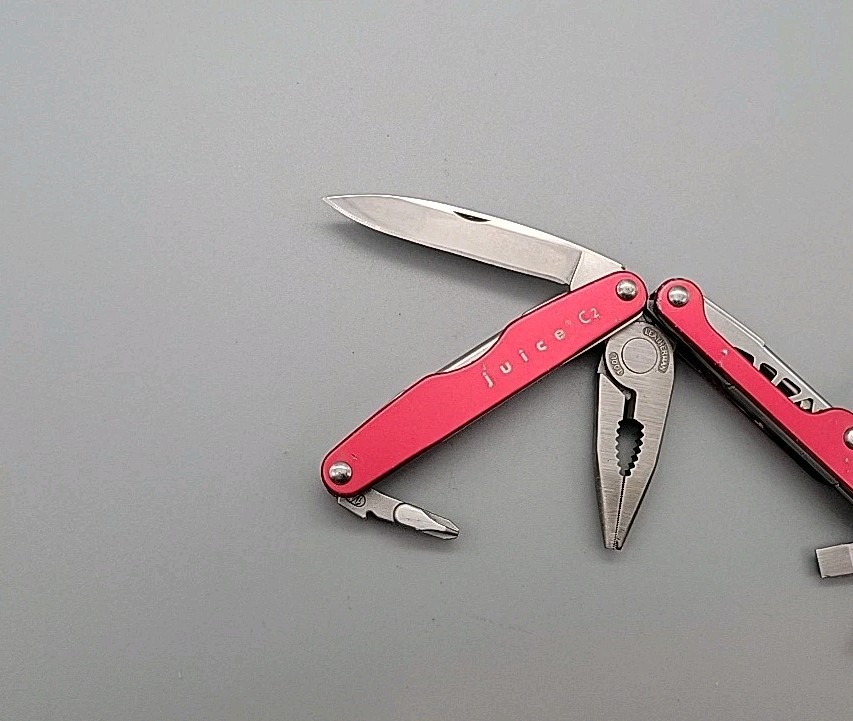 Leatherman JUICE C2 Multitool – Dated 1204 – Red – Knife, Pliers *Retired*