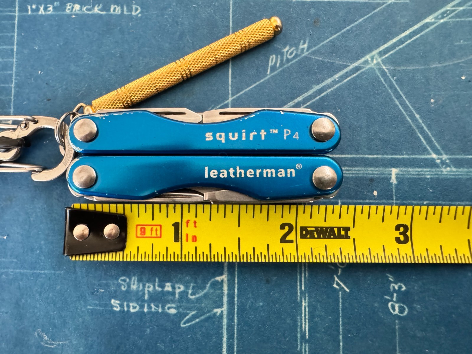 LEATHERMAN SQUIRT P4 TOOL POCKET BLUE MULTI KEY CHAIN