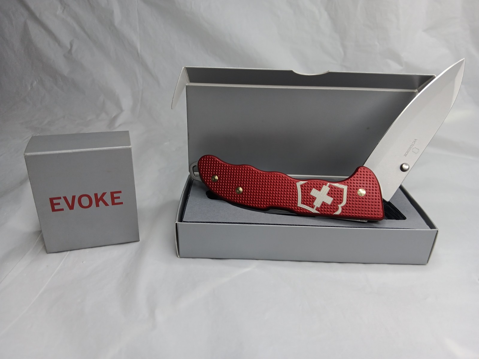 NIB – Victorinox Evoke Alox Red Swiss Army Knife w/Lanyard & Clip