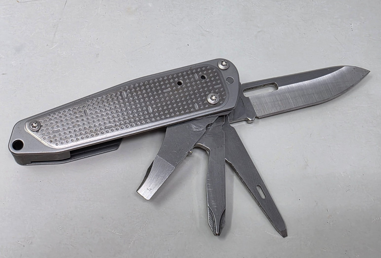 Leatherman FREE T2 Pocket Knife Multi-tool!
