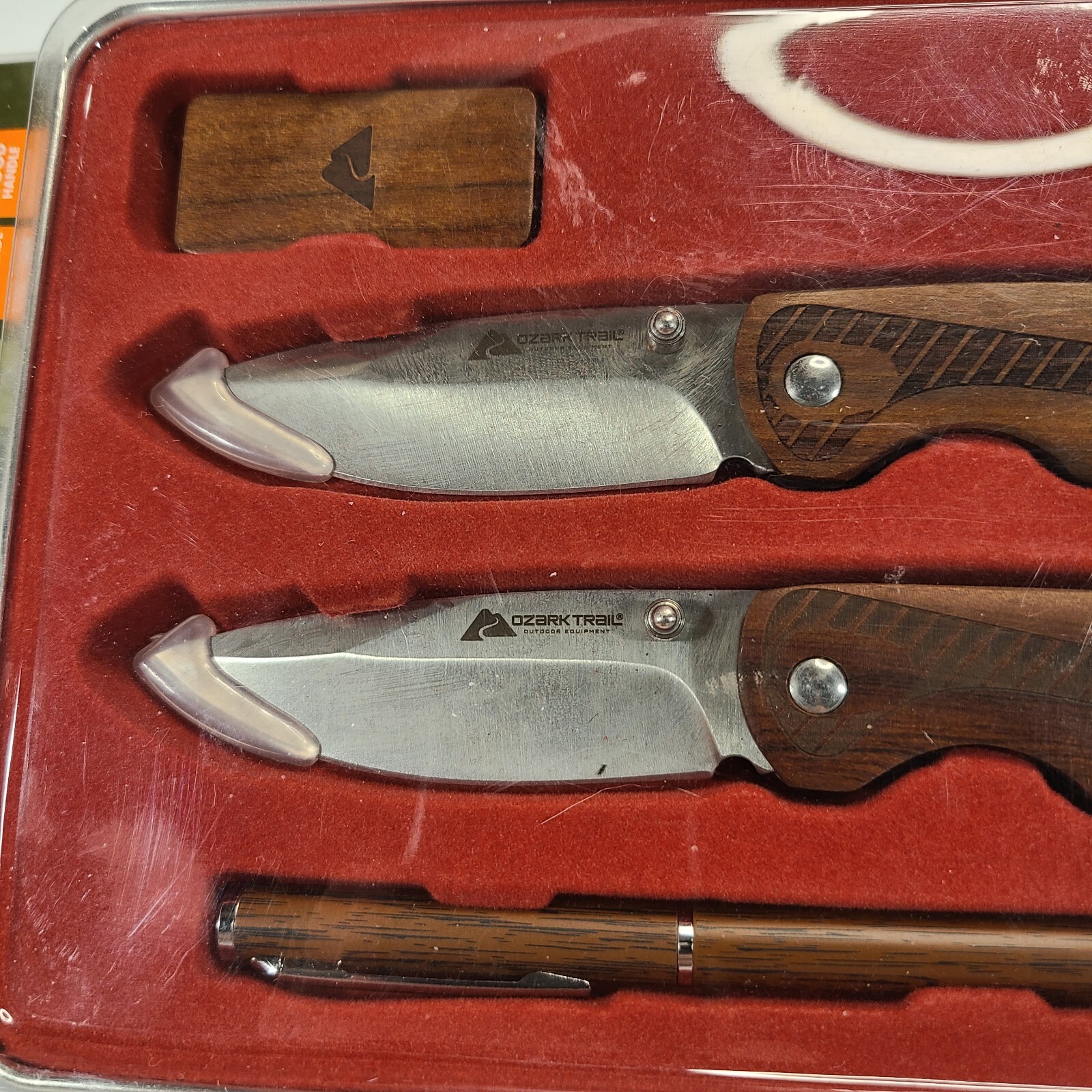 OZARK TRAIL 4 PIECE COMBO SET 2-6.5″ KNIVES DEER TIN MONEY CLIP & PEN NIB