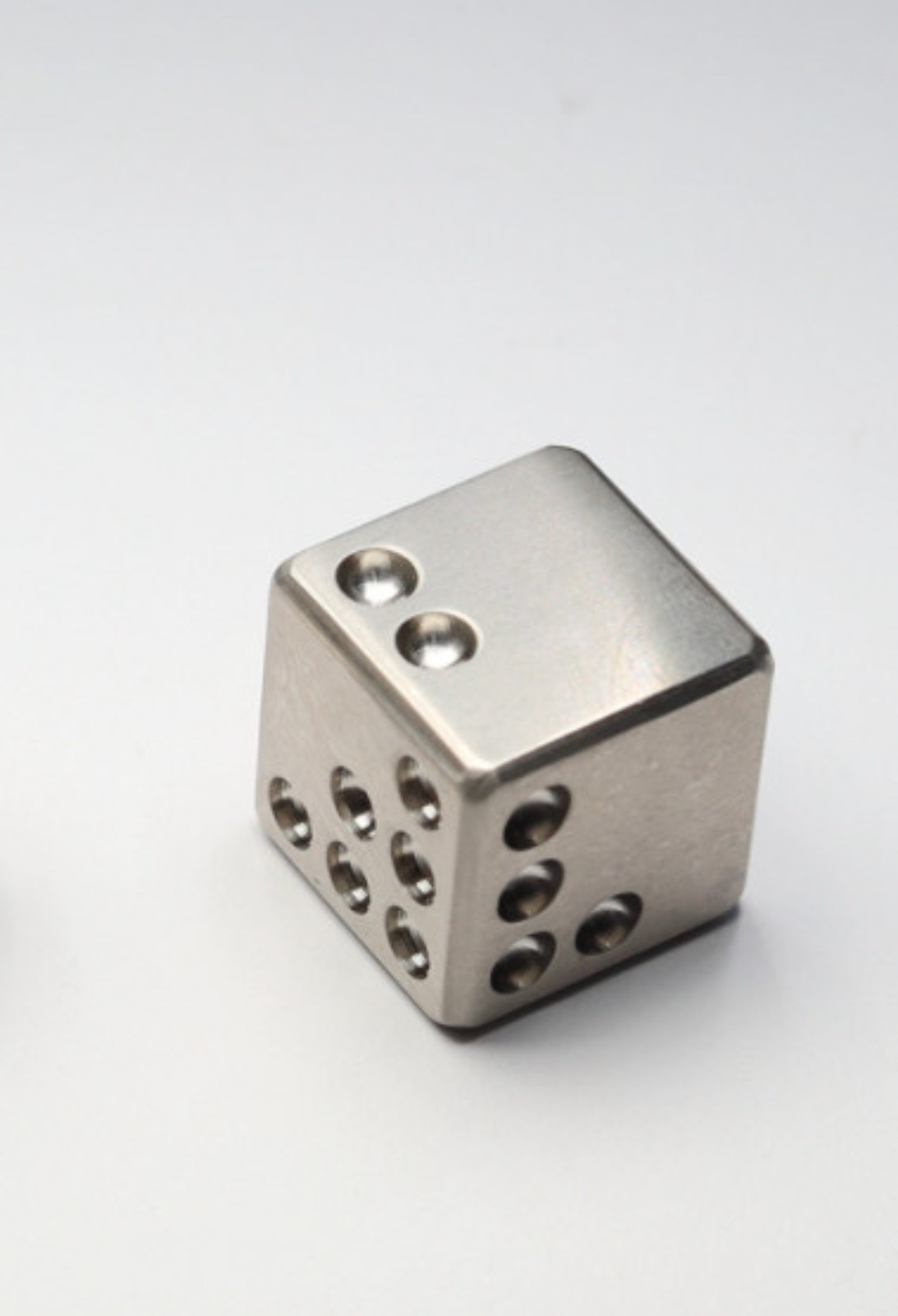New 1pcs Solid Titanium Alloy Dice Toy 14mm Six Sided Chilled Red Wine Beer Dice