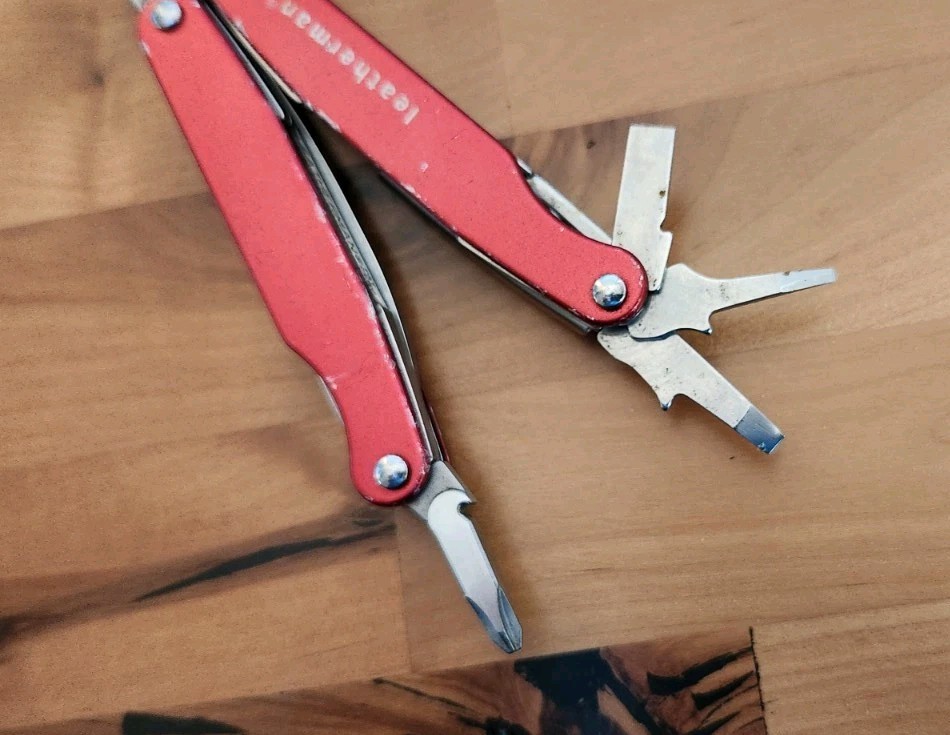 Leatherman Juice C2 Multi Tool Inferno Red Retired Vintage Preowned – Great U9