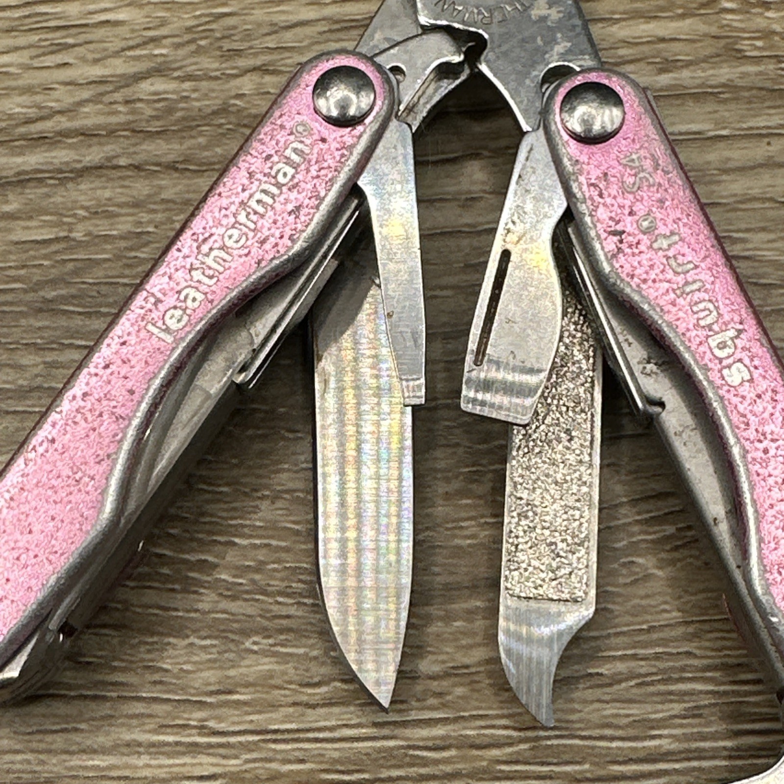 Leatherman Squirt P4 Pink Multitool Multi-Tool – Pliers Multitool 067L
