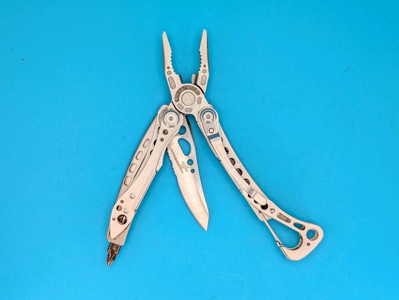 LEATHERMAN Skeletool Multi Tool – Combo Edge Blade Knife Pliers Carabiner!!!