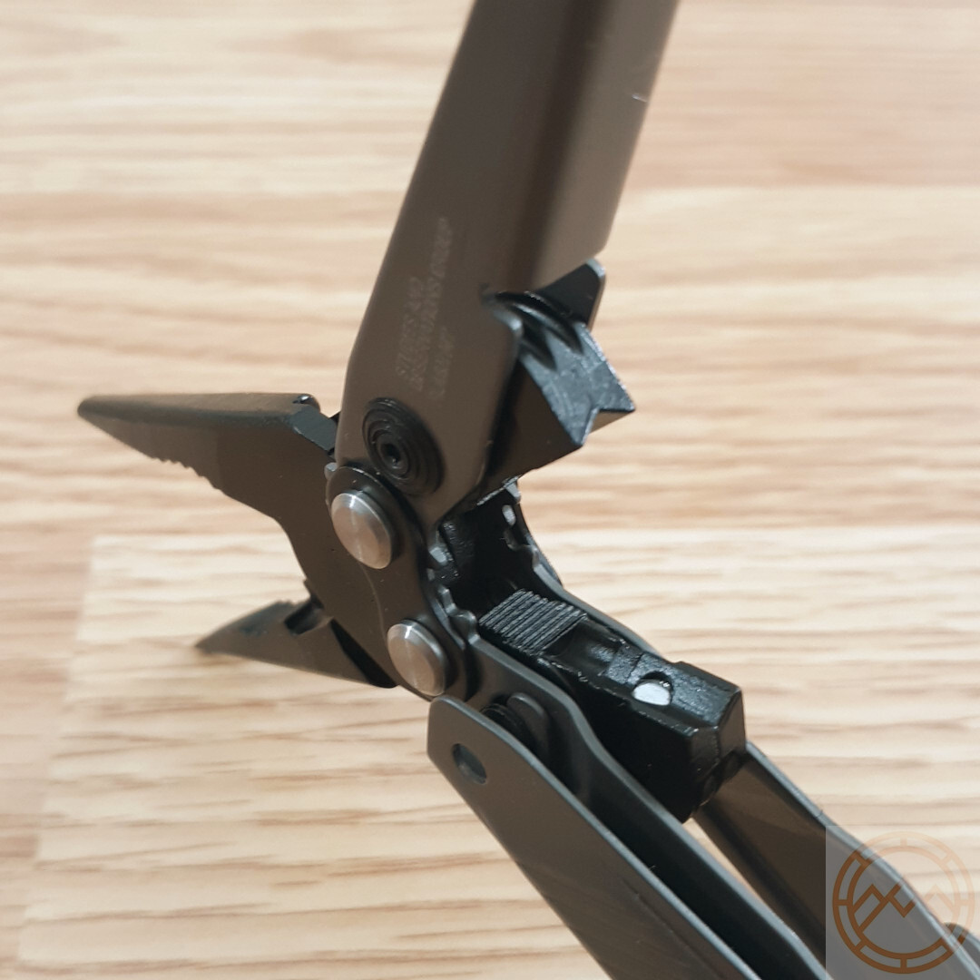 SOG Flash MT Linerlock Multi-Tool D2 Tool Steel Blade Stainless Steel Handle