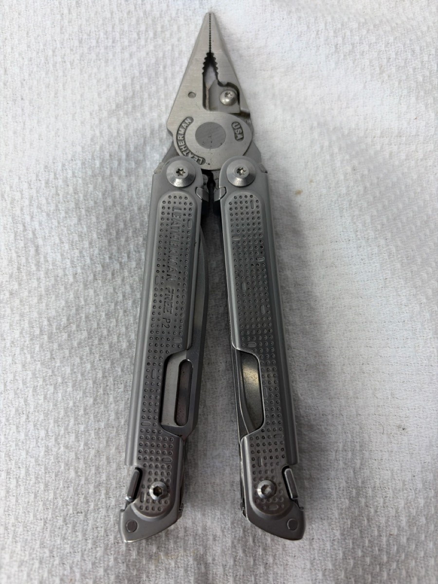 LEATHERMAN FREE P2 MULTI-TOOL PRE-OWNED (P23017522)