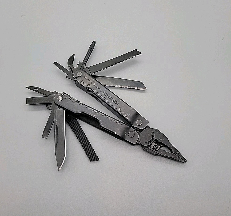 Leatherman Super Tool 300 Multi-Tool – Dated 0716 – LOGO Lee, Ryan / Stay Sharp