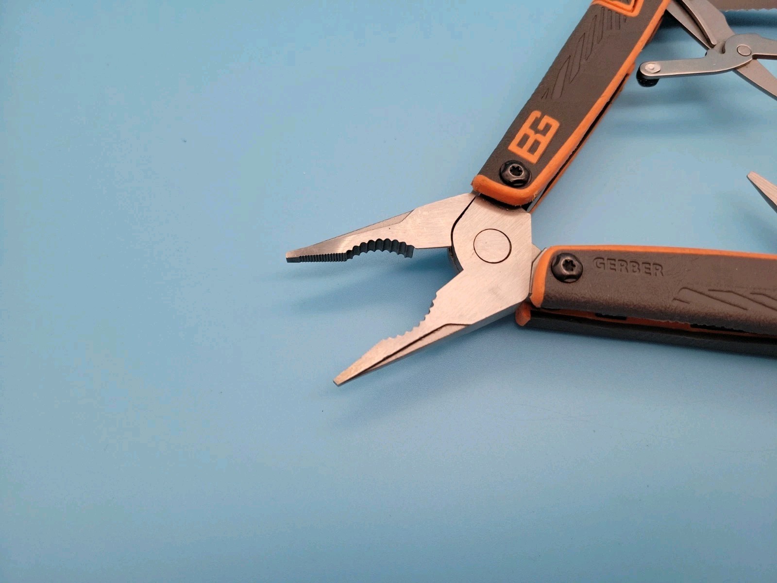 Gerber Bear Grylls Multi-Tool – Pliers, Knife Screwdrivers, Scissors, Saw