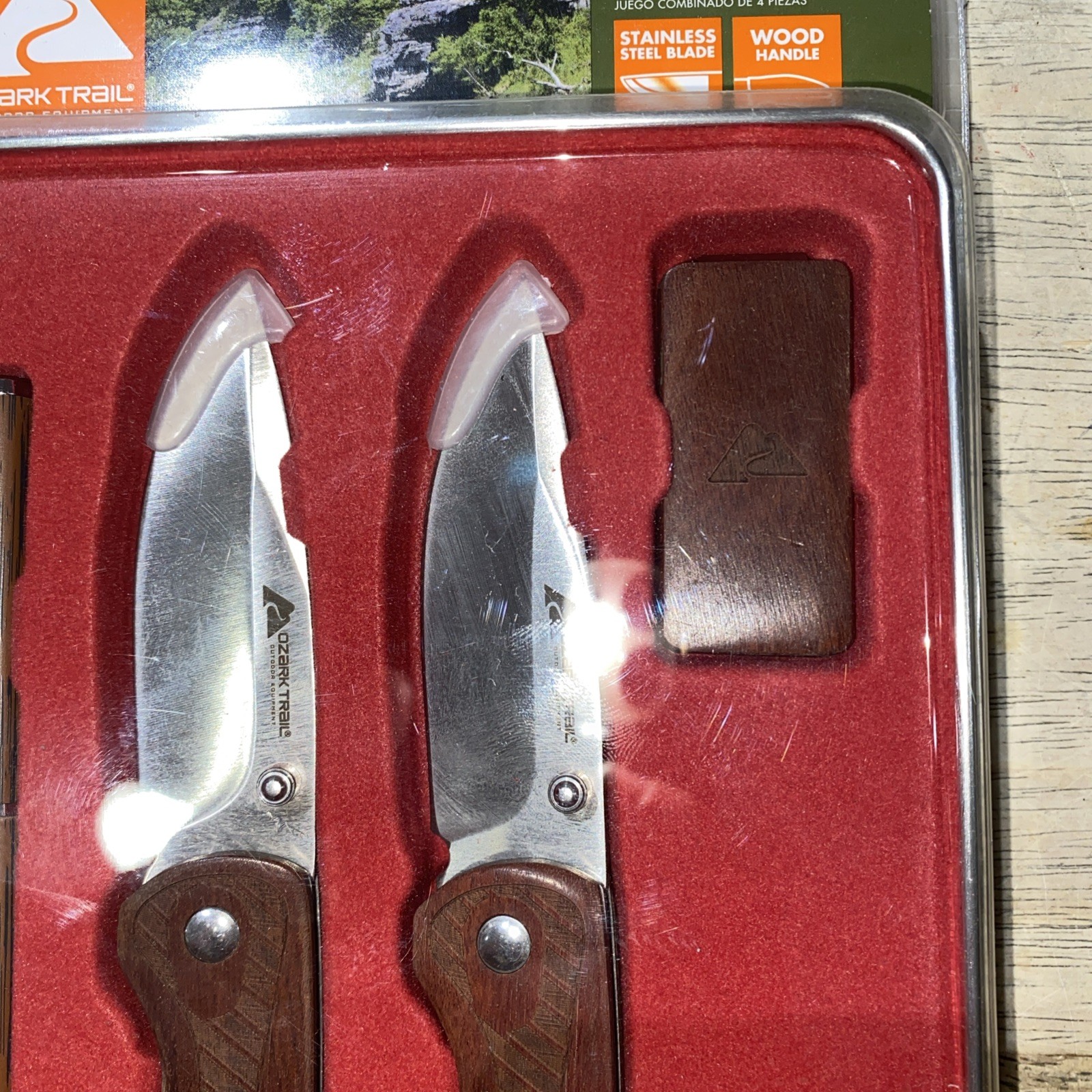 OZARK TRAIL 4 PIECE COMBO SET, 2 – 6.5″ KNIVES, DEER TIN, MONEY, CLIP & PEN