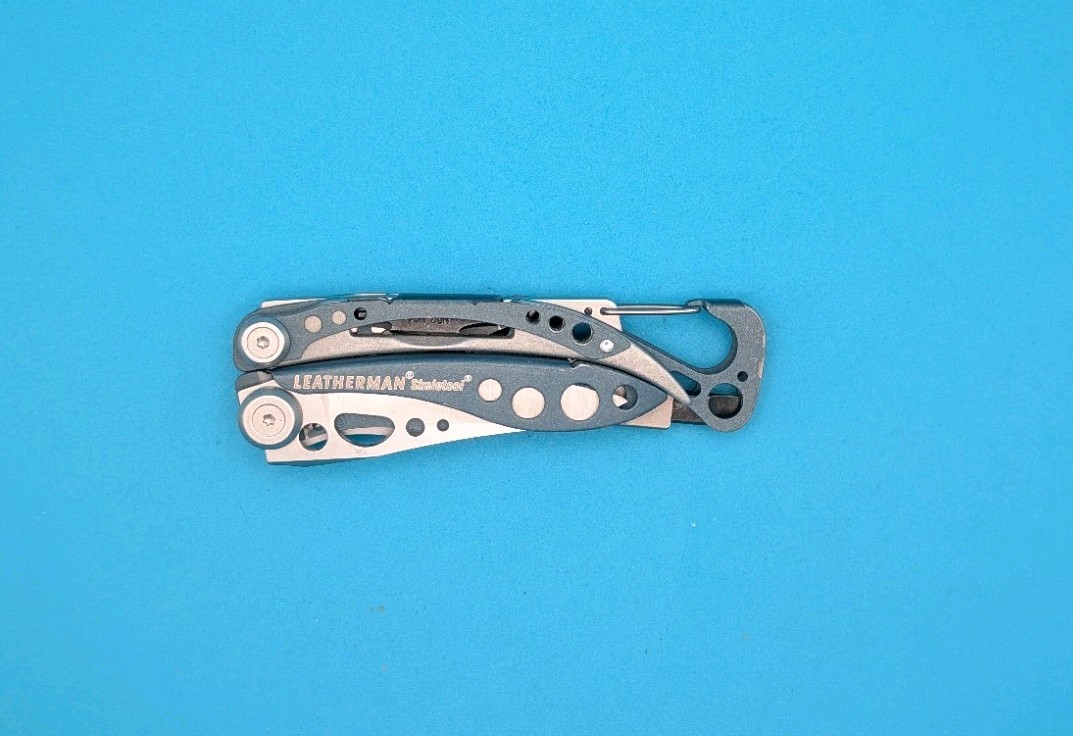LEATHERMAN Skeletool Multi Tool – Combo Blade Knife Pliers! Navy Blue Handle!