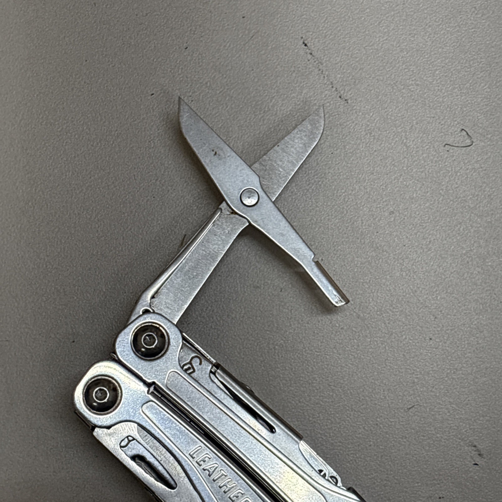 Leatherman Wingman Multitool with 14 tools Needle Nose pliers, wire cutter (029)