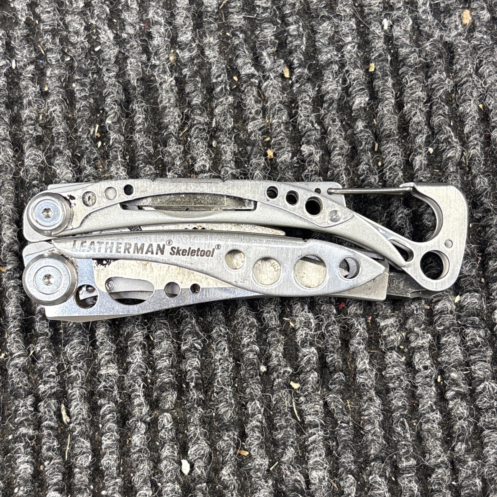 LEATHERMAN Skeletool Multi Tool – Combo Edge Blade Knife Pliers Carabiner (067)