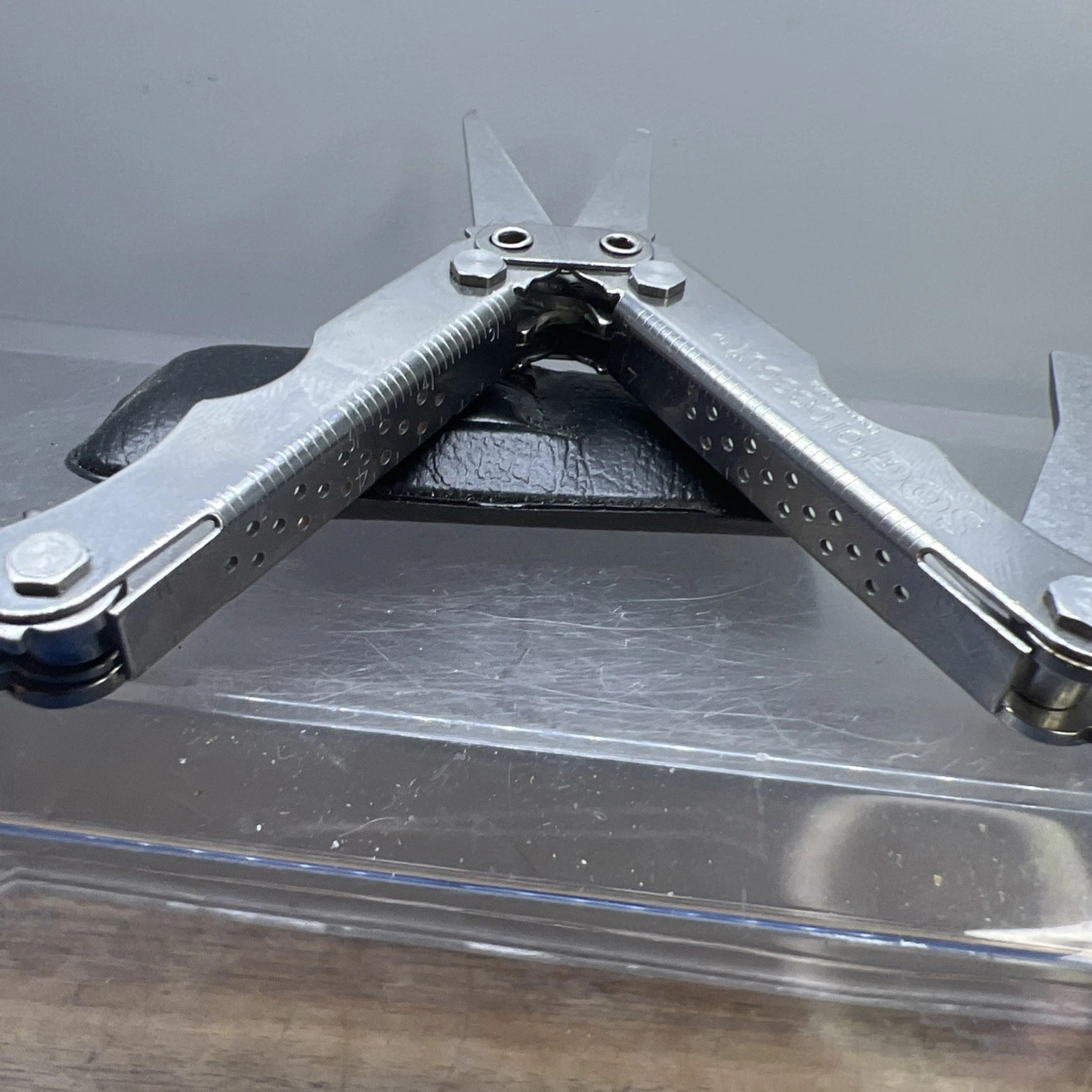 SOG Crosscut Multitool Knife! With man made plasti Leather Sheath! Never Used