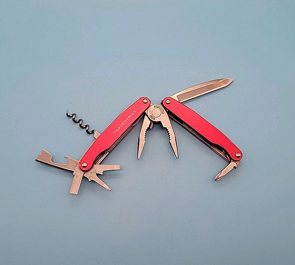 Leatherman JUICE C2 Multi-Tool – Dated 0509 – Red – Knife, Pliers *Retired*