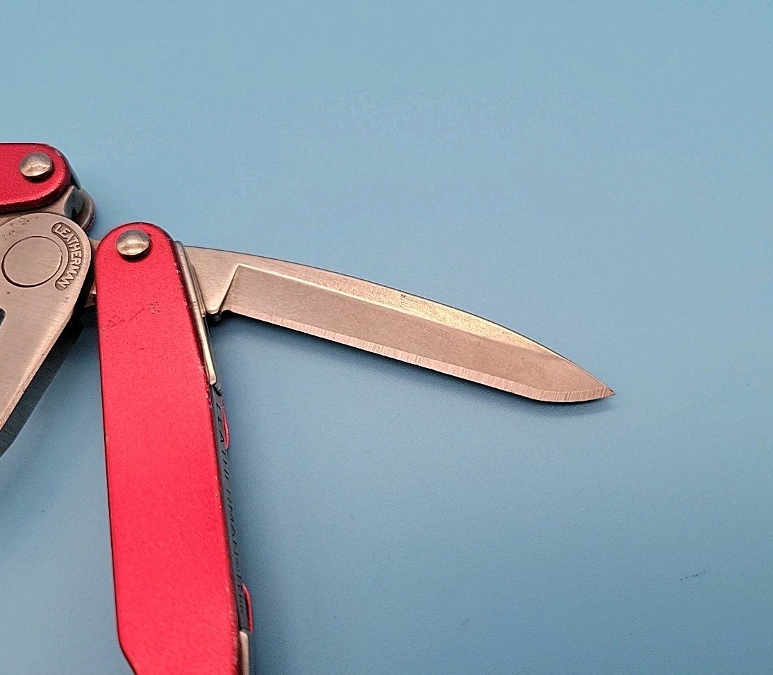 Leatherman JUICE C2 Multi-Tool – Dated 0509 – Red – Knife, Pliers *Retired*