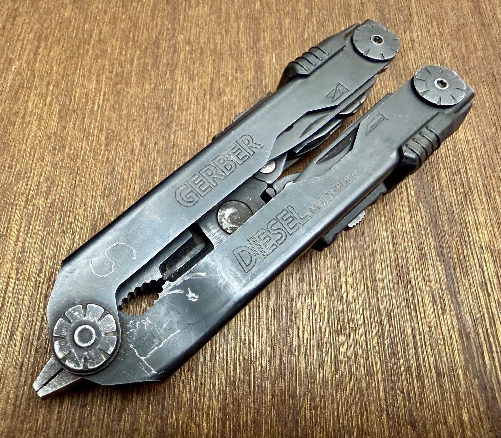 Gerber Diesel Multitool w/sheath, blemishes on handles.