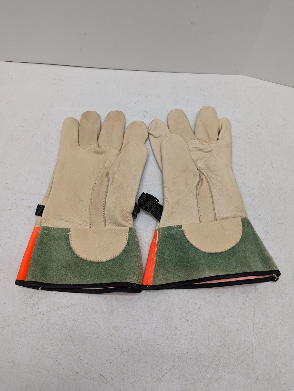 TRI-CHEM Insulated Tool Kits Tool Pliers Screwdrivers Rubber Gloves OB405-1