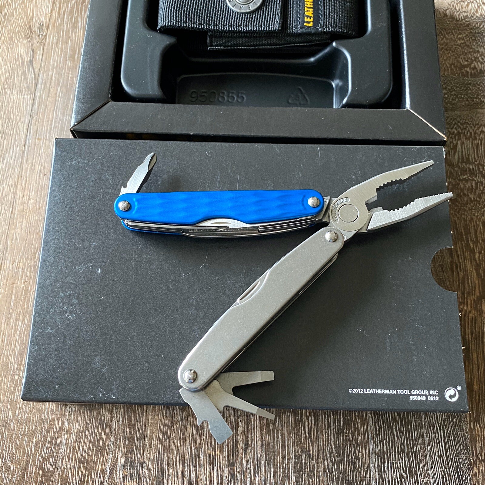Collectible, New, Leatherman Juice CS4 Columbia Blue Multi-Tool, Gift Box
