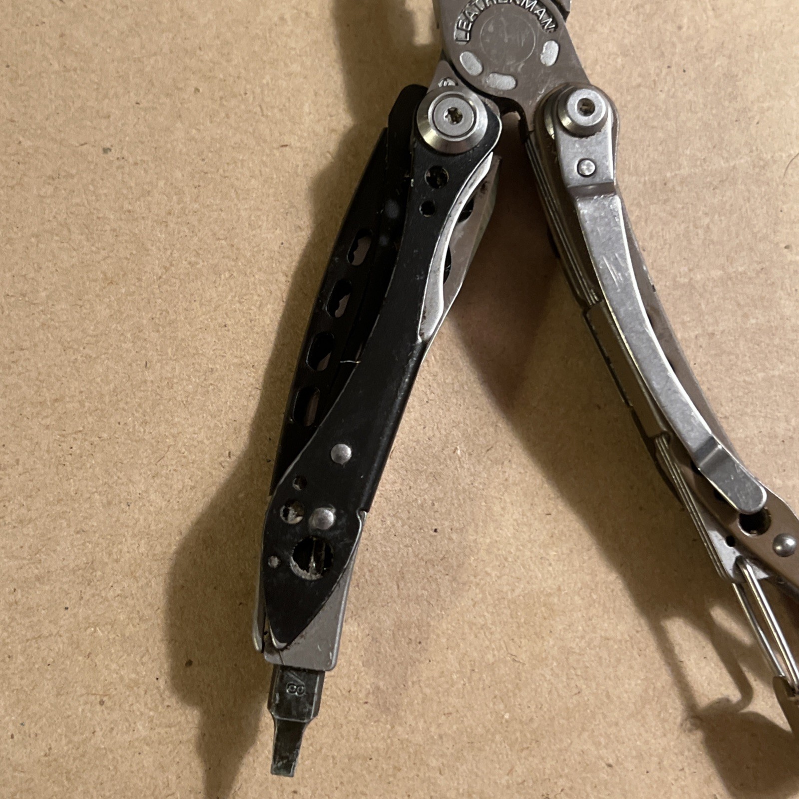 Leatherman Skeletool Multi-Tool – Pliers, Combo Blade, Driver Bits – Coyote Tan
