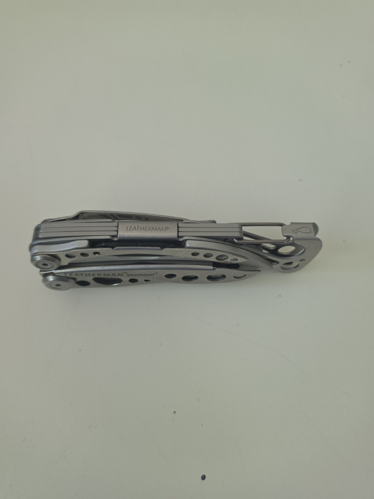 LEATHERMAN Skeletool Multi Tool – Combo Edge Blade Knife Pliers Carabiner