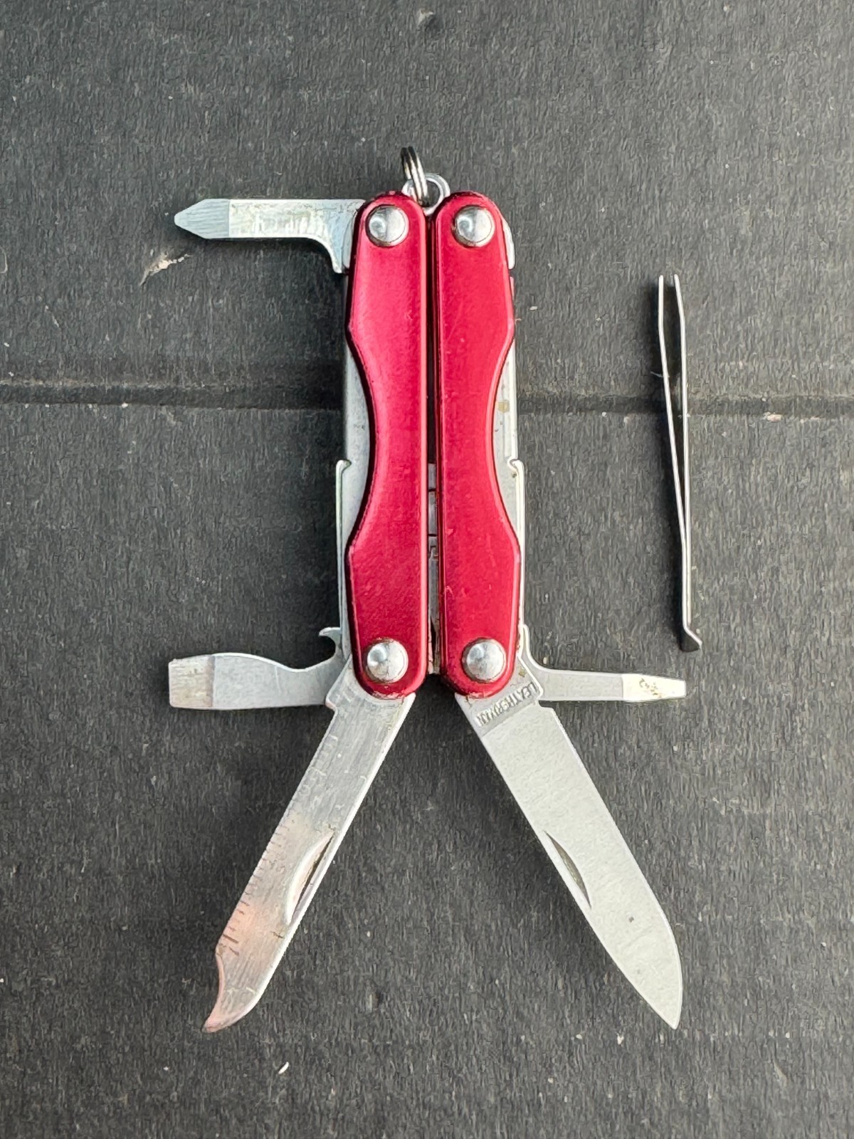 Leatherman Squirt S4 Stainless Steel Multitool Keychain – red