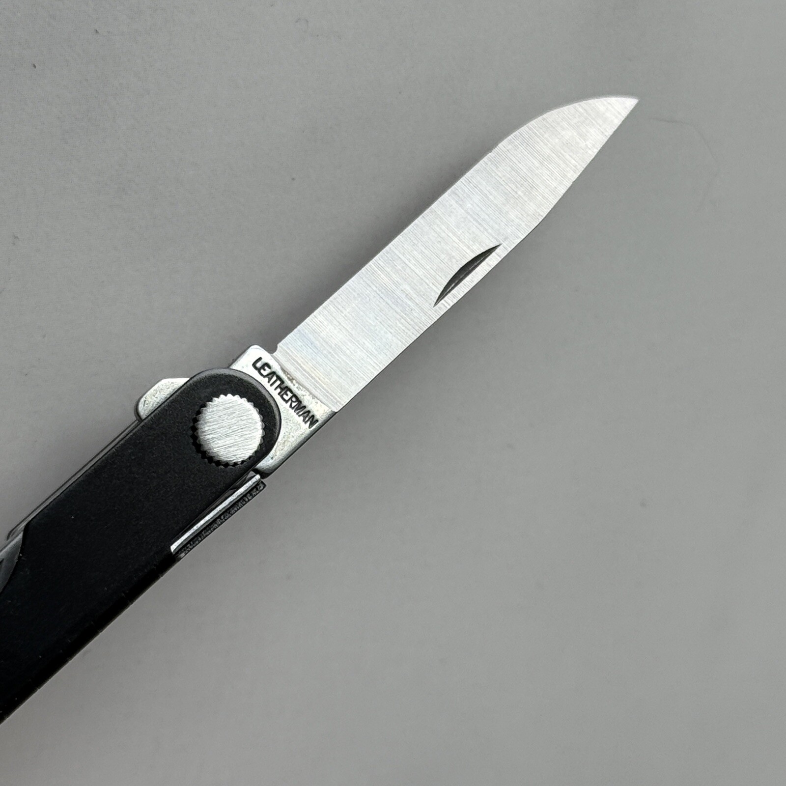 Leatherman MICRA BLACK Aluminum Multitool in Vintage Gift Tin