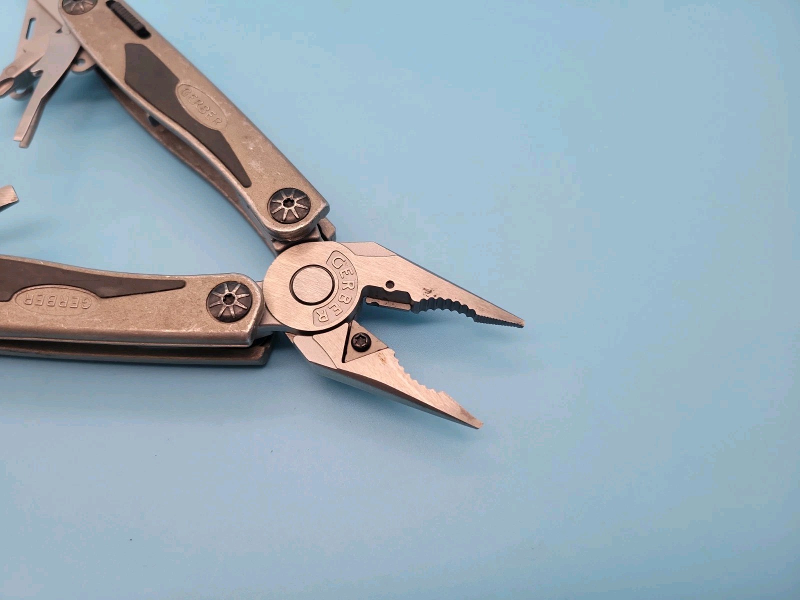 Gerber Urban Legend 700 Multi-Plier Multi Tool – Pliers, Scissors, Knife