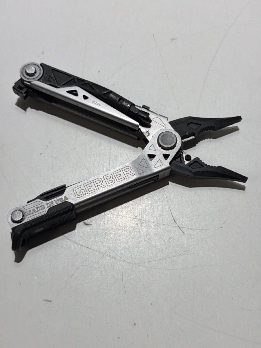 GERBER LEGENDARY BLADES 31-003073 CENTER-DRIVE MULTI-TOOL (P32012666)