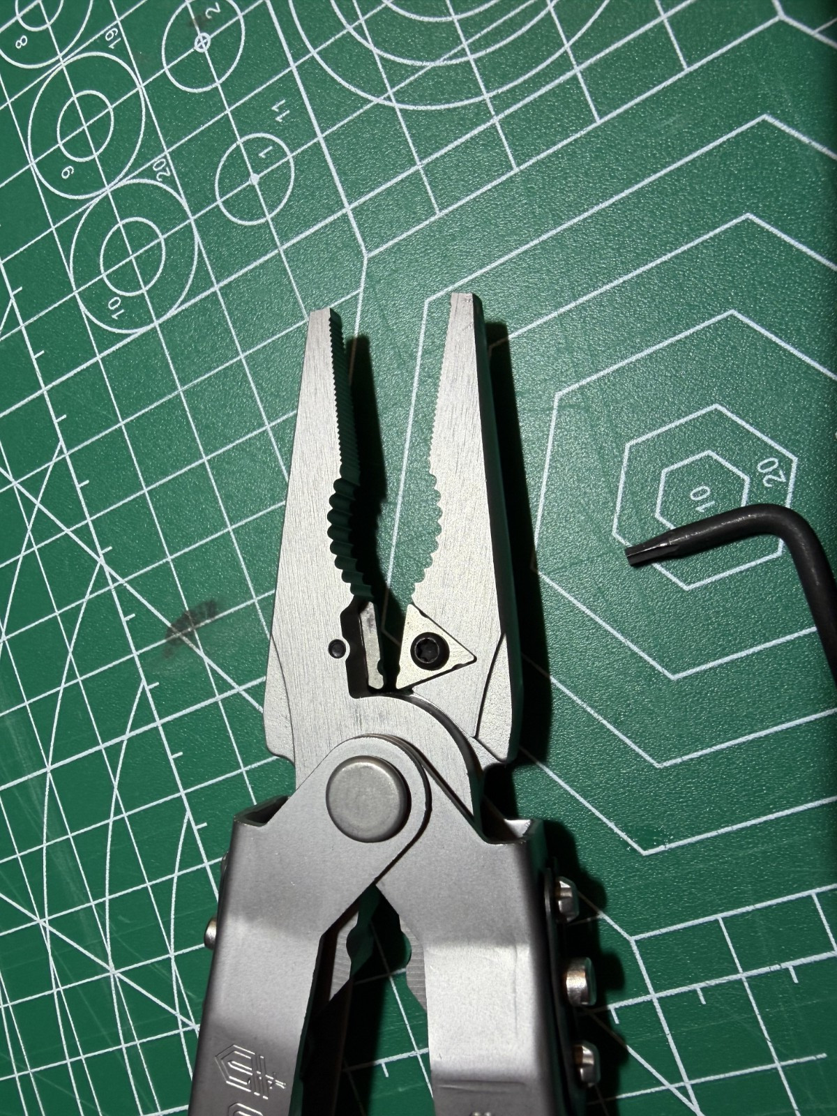 Gerber MP600 Pro Scout Multitool – Replaceable Wire Cutters – Black Nylon Sheath