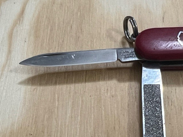 Victorinox Swiss Army Classic SD Red Keychain Multi-Tool – Great condition