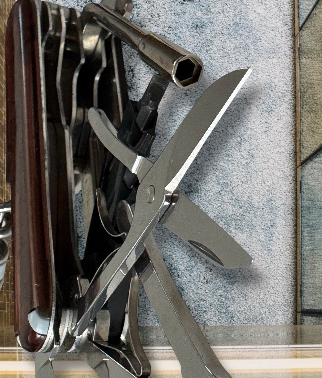 VICTORINOX SWITZERLAND OFFICIER SUISSE Stainless Rostfrei 16-Function Multi-Tool