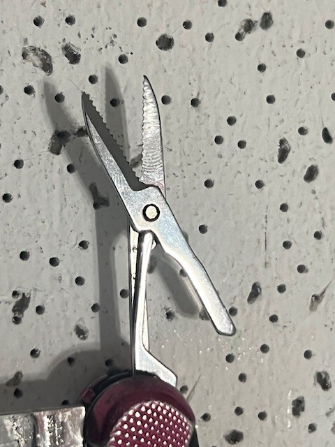 COLUMBIA 10-Function Pocket Tool- Knife -Scissors- LED Flash-Light needs battery