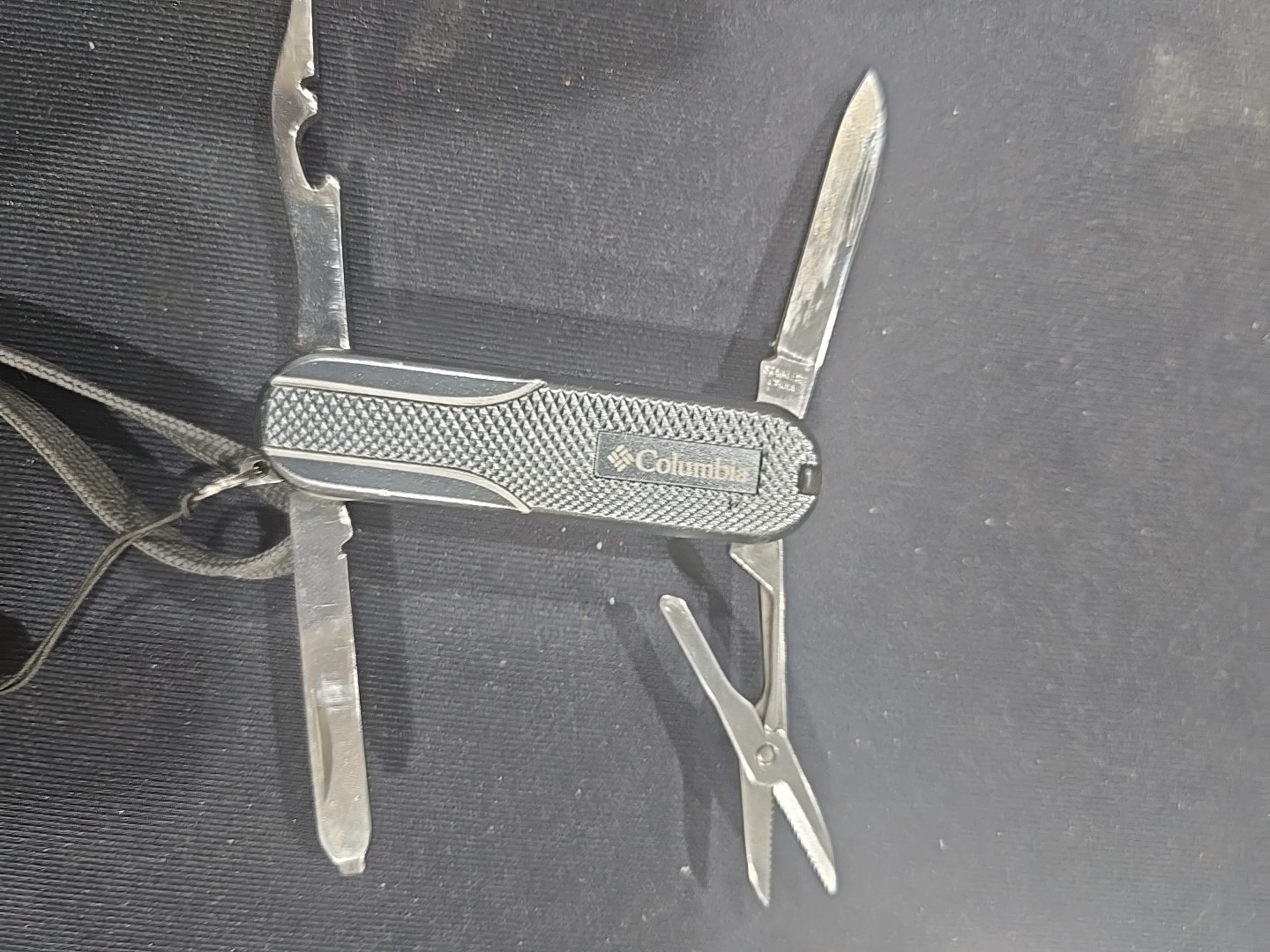 COLUMBIA 6-Function Pocket Tool- Knife -Scissors- LED Flash-Light needs battery