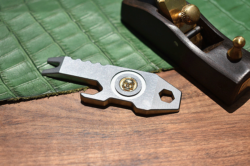 1PC EDC Titanium Inlaid Skull Multi Tools Pry Bar Crowbar Wrench Opener Keychain