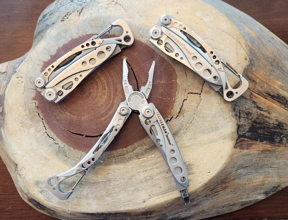 Leatherman Skeletool Multi-Tool, Pliers, Serrated Knife, Stainless – QTY 1