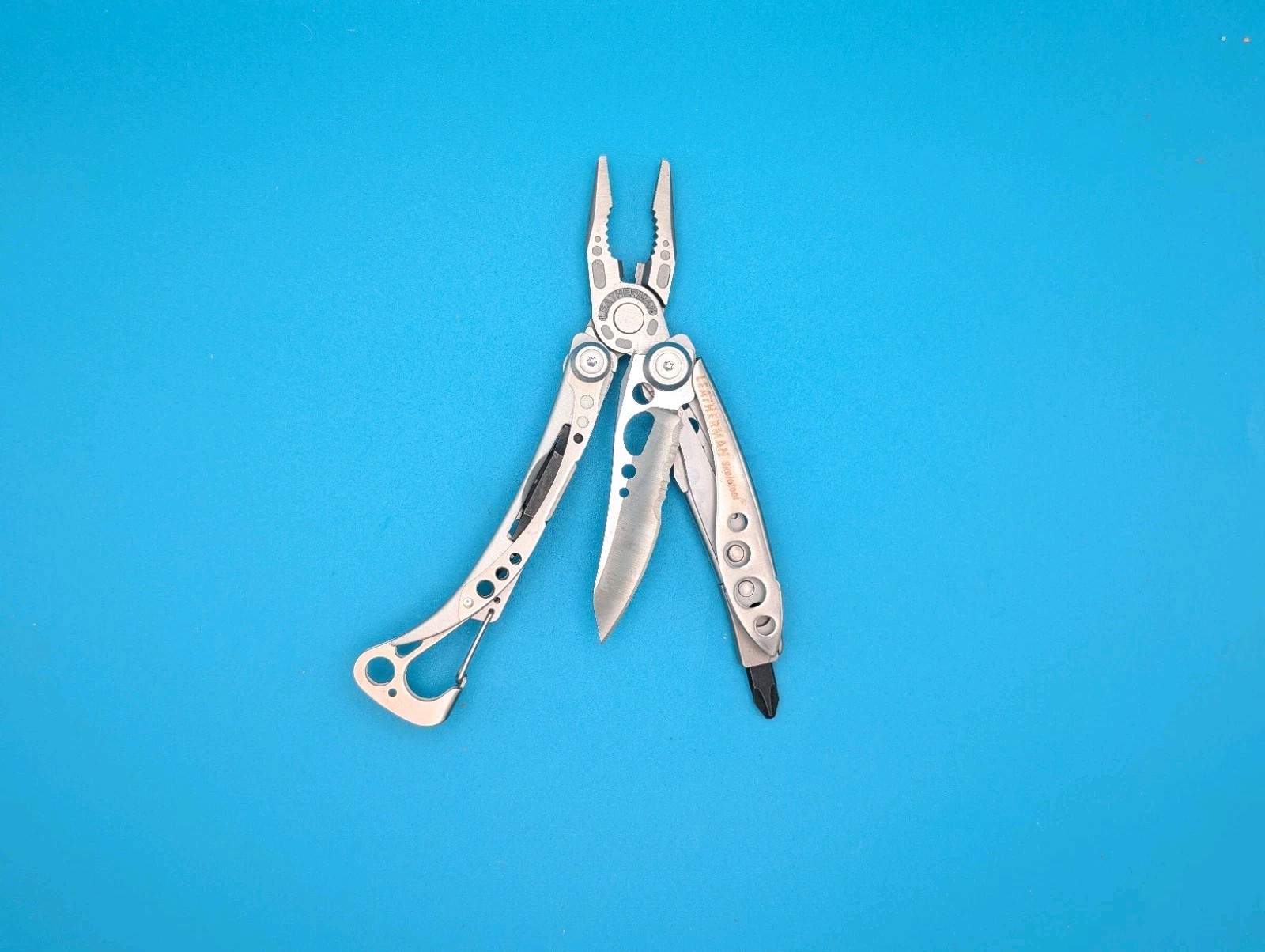 LEATHERMAN Skeletool Multi Tool – Combo Edge Blade Knife Pliers Carabiner!!!