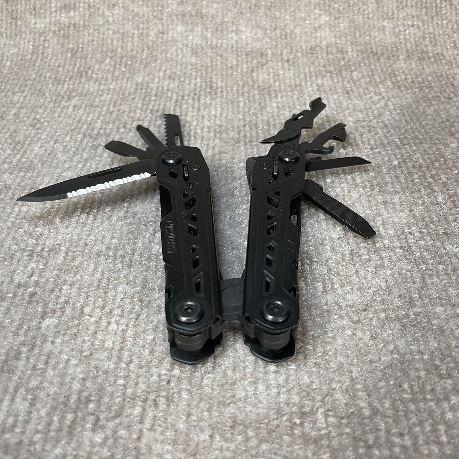 Gerber Truss Needle Nose Pliers Multi-Tool 17-in-One in Black 31-003884