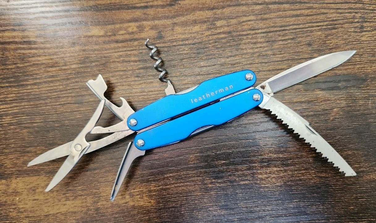 Leatherman Juice CS4 Blue Multitool – Pliers Blade Corkscrew – Great D64