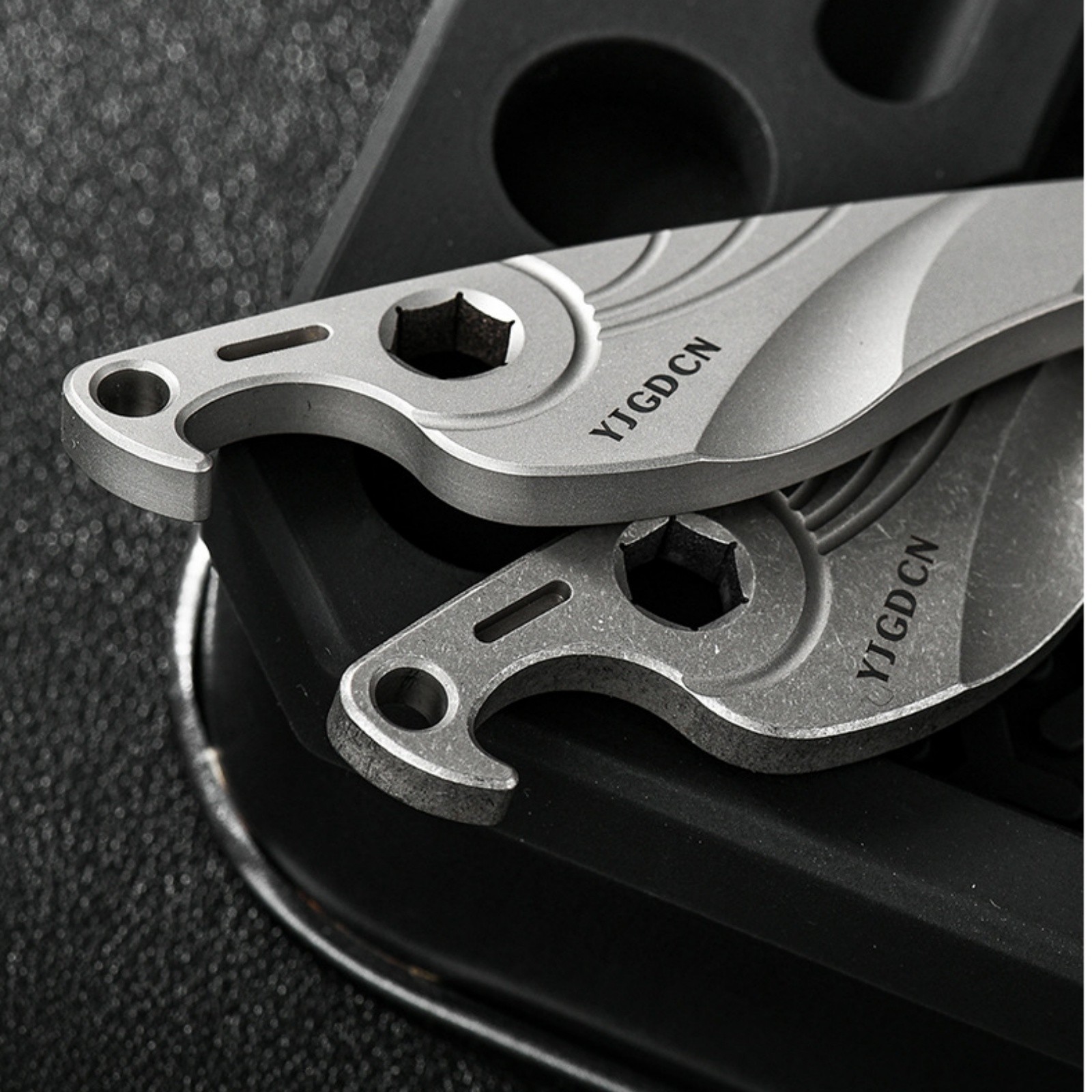 Titanium Alloy EDC Mini Pry Bar Multi Tool Outdoor Survival Gear Seahorse Shape