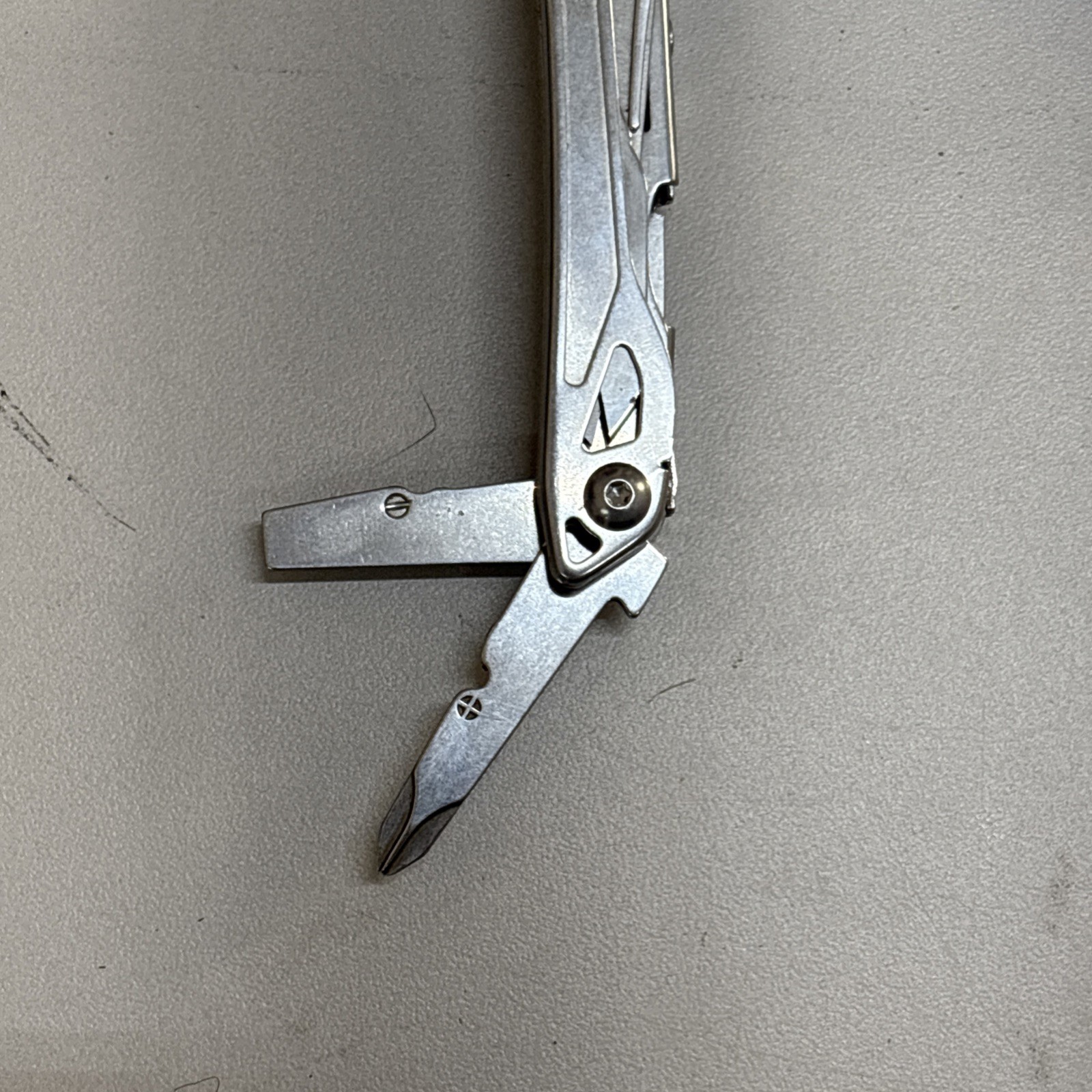 Leatherman Wingman Multitool with 14 tools Needle Nose pliers, wire cutter (037)