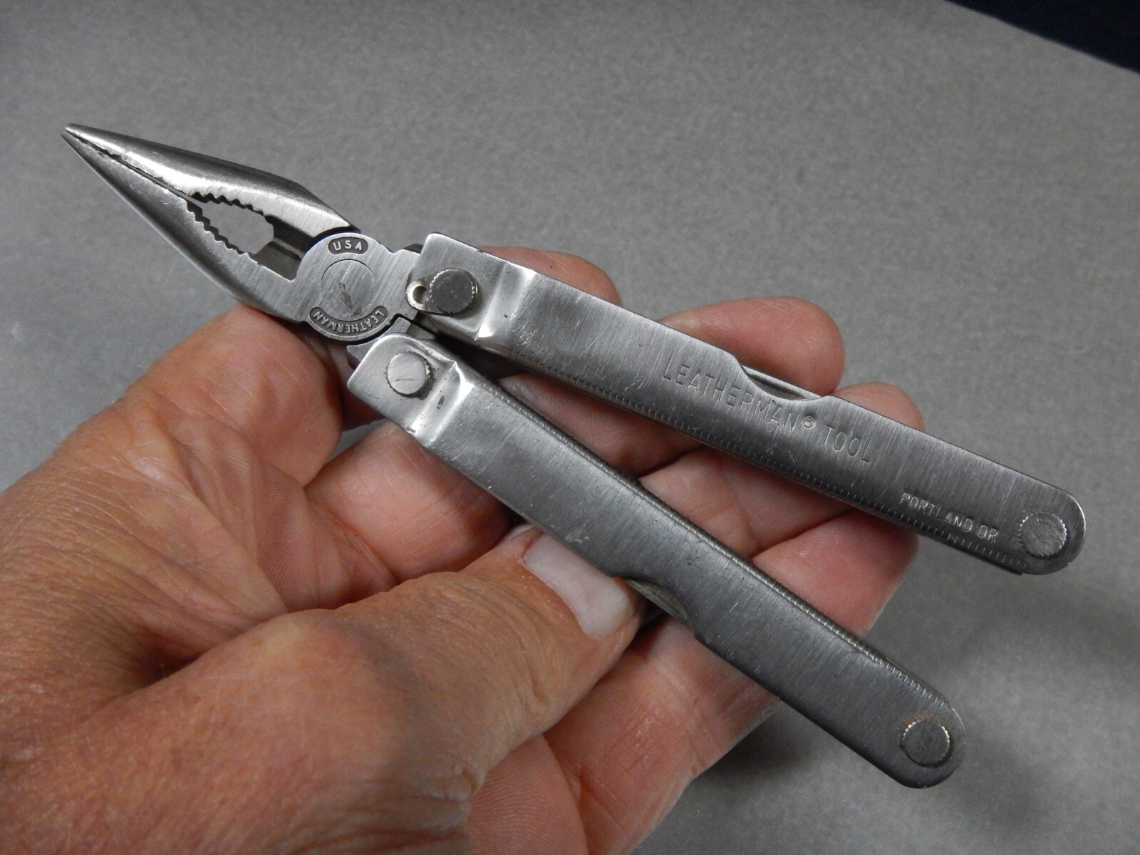 unusual Vintage Leatherman Super Tool – 1998 – 1 SERRATED Blade, Scissors