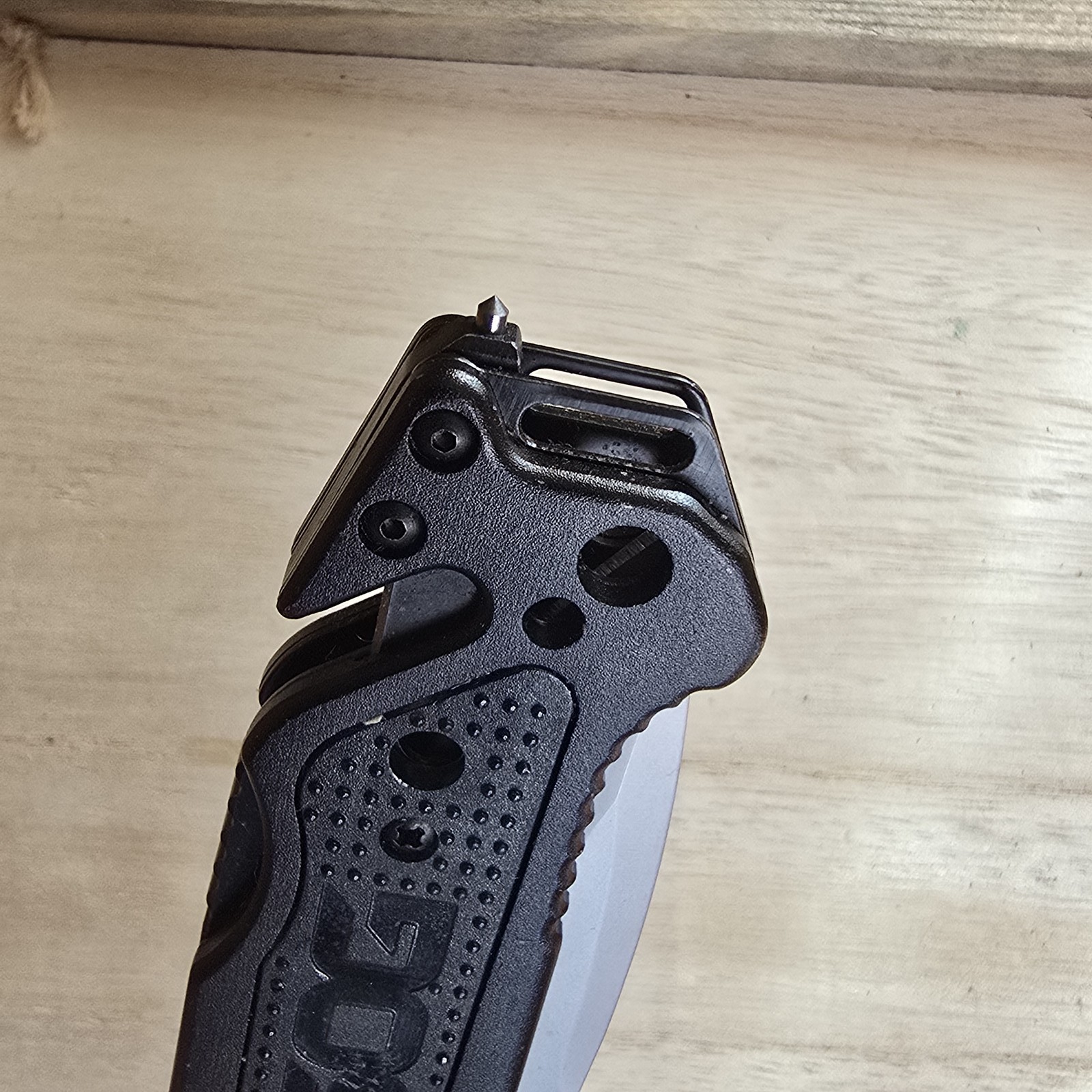 SOG ESCAPE LOCKBACK TACTICAL KNIFE BELT CUTTER GLASS BREAKER