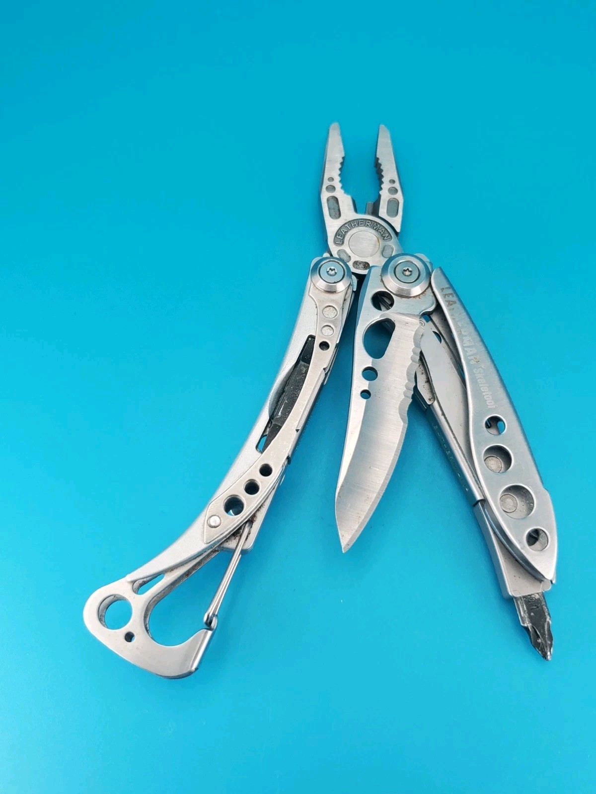 LEATHERMAN Skeletool Multi Tool – Combo Edge Blade Knife Pliers Carabiner!!!