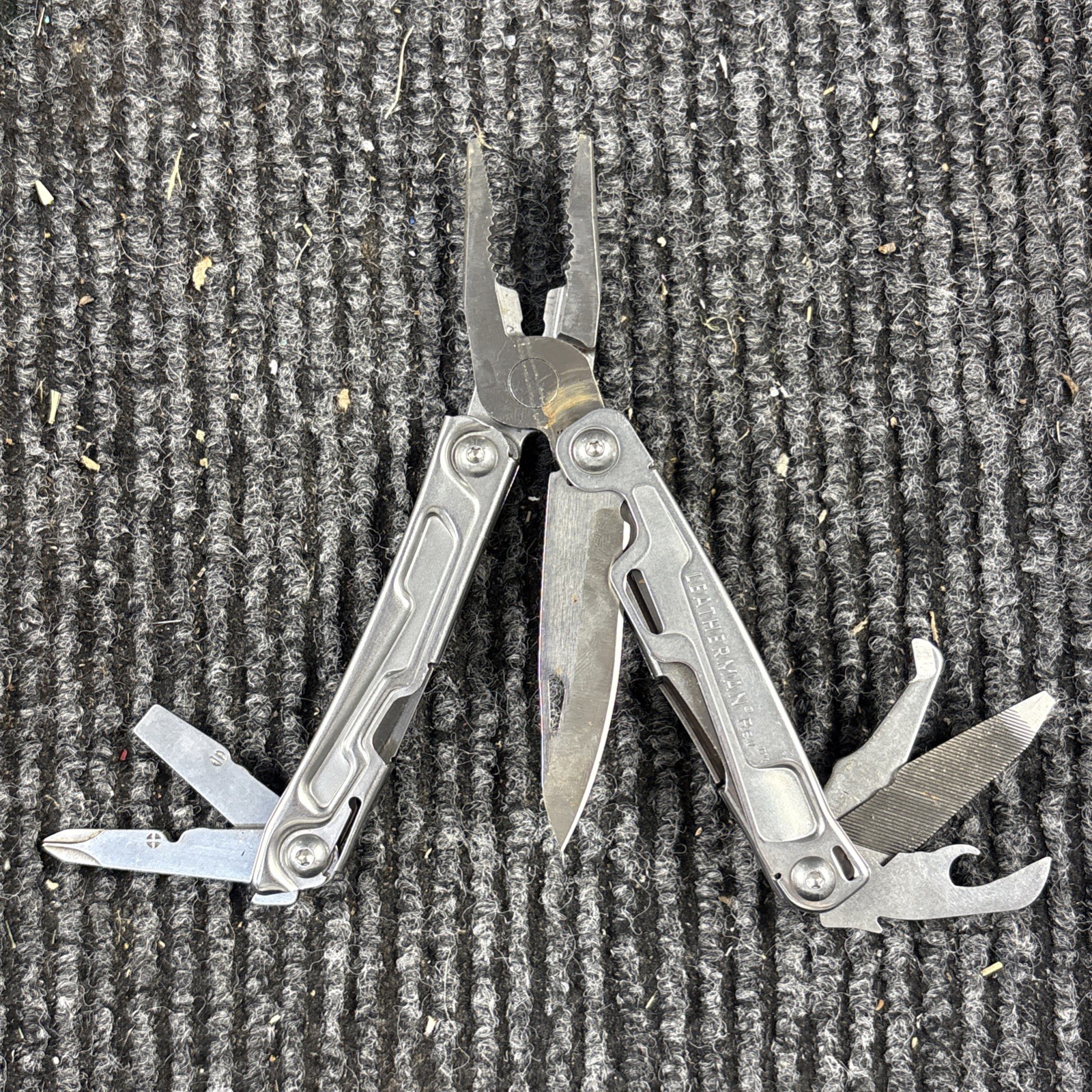 Leatherman Rev 3.8″ Multi-Tool, Stainless! USED (051)