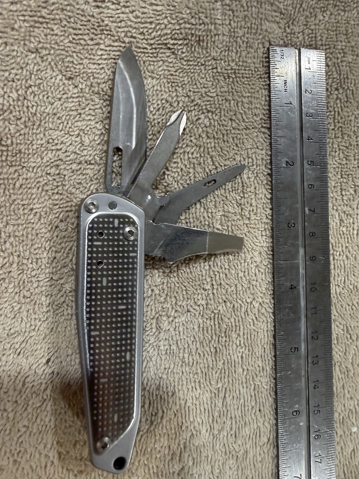 Leatherman FREE T2 Pocket Knife Multi-tool!