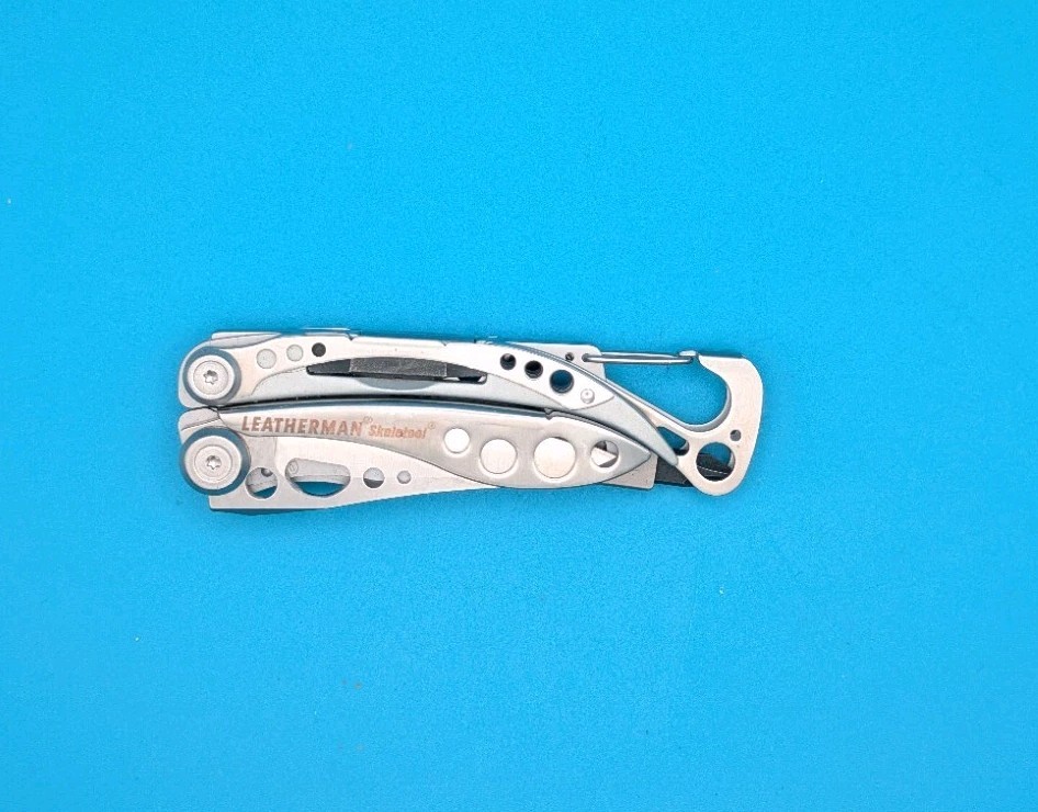 LEATHERMAN Skeletool Multi Tool – Combo Edge Blade Knife Pliers Carabiner!!!
