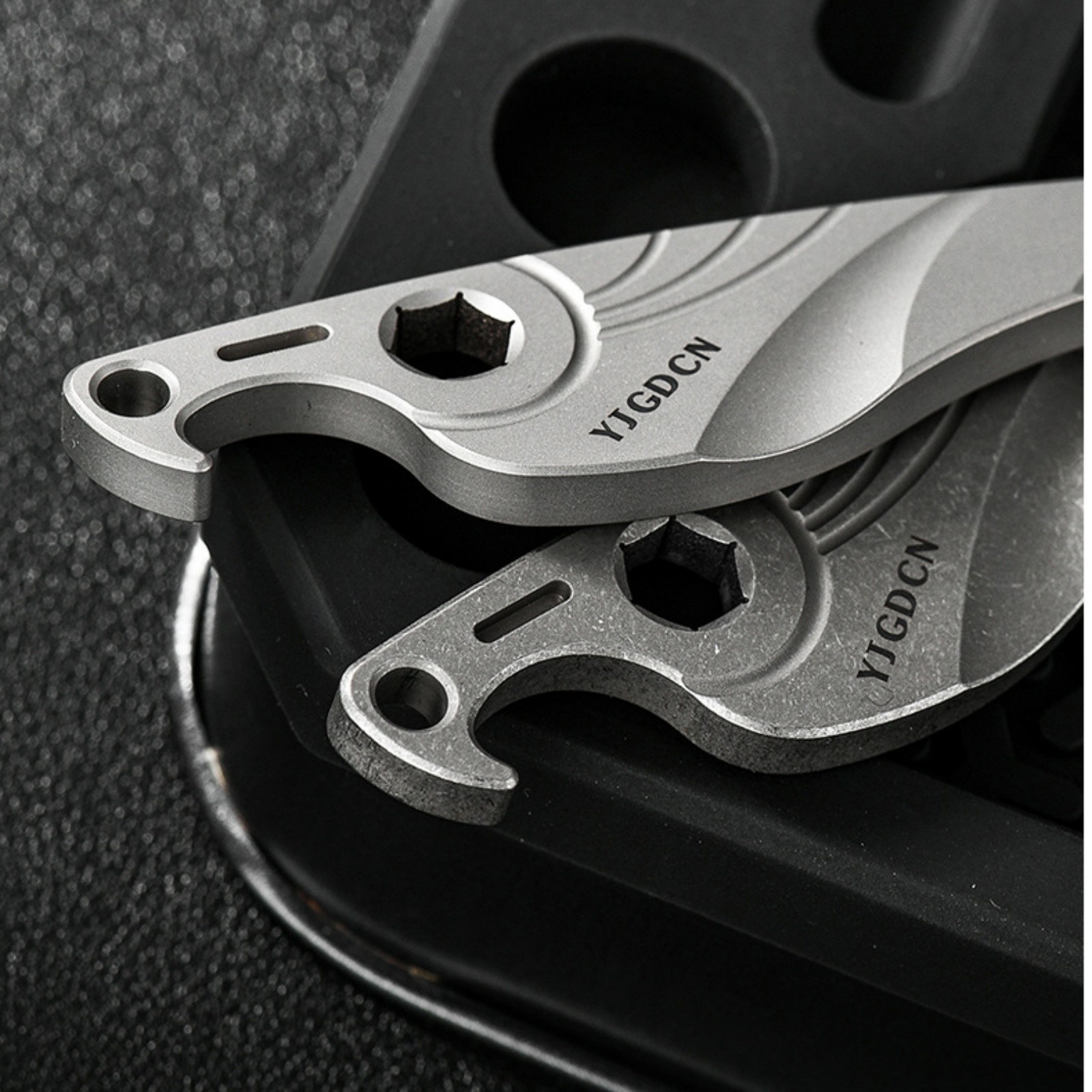 Titanium Alloy Mini Pry Bar Multi Tool EDC Outdoor Survival Gear Seahorse Shape
